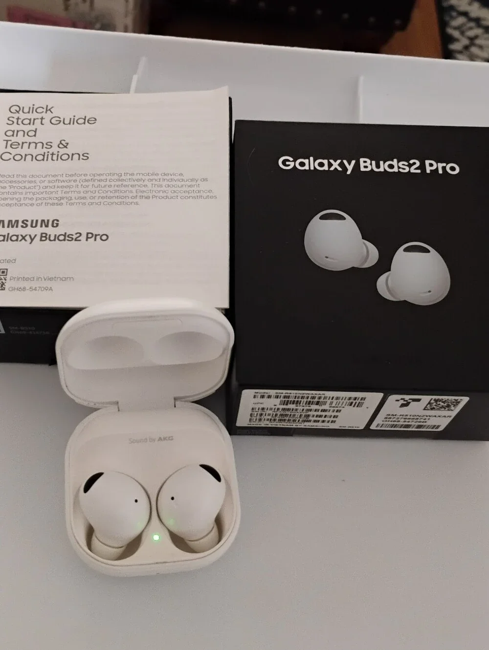 Samsung Galaxy Pro AKG ear buds in white